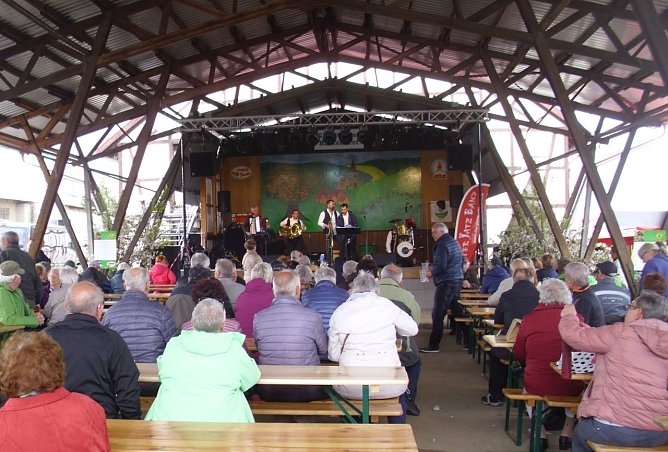 Apfelbl&uuml;tenfest in Gierst&auml;dt sehr gut besucht (Foto: Thomas Leipold)