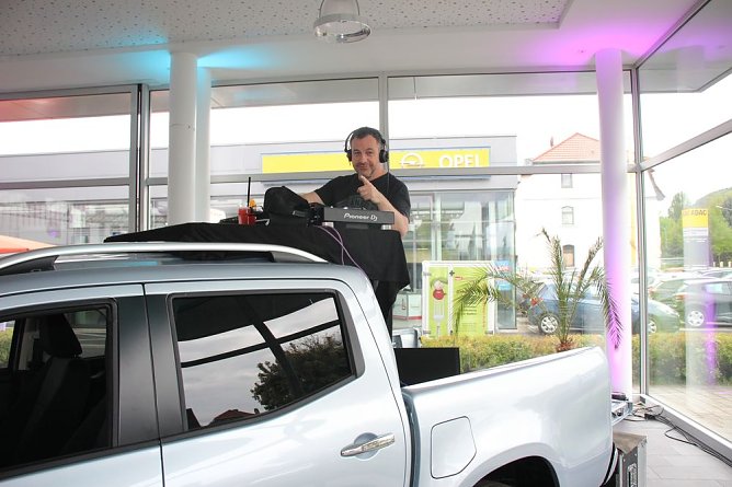 Nach der Arbeit ins Autohaus (Foto: Karl-Heinz Herrmann)