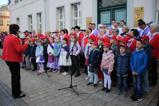 27. Fliederfest er&ouml;ffnet - Verabschiedung Fliederk&ouml;nigin (Foto: Karl-Heinz Herrmann)