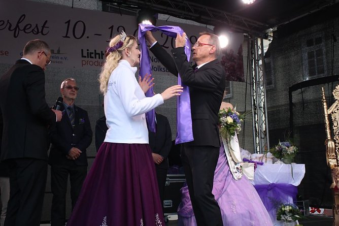 27. Fliederfest er&ouml;ffnet - Verabschiedung Fliederk&ouml;nigin (Foto: Karl-Heinz Herrmann)