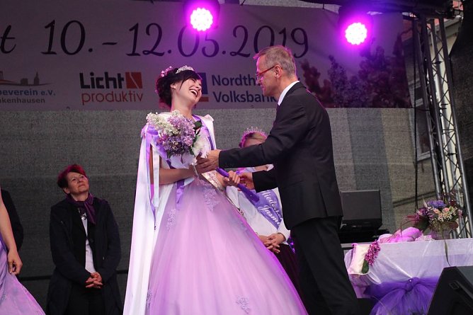 Neue Fliederk&ouml;nigin gekr&ouml;nt (Foto: Karl-Heinz Herrmann)