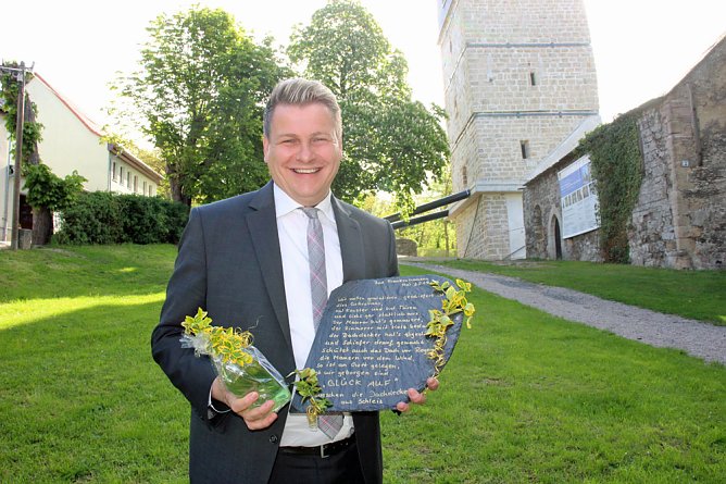 Schiefer Turm &uuml;bergeben (Foto: Karl-Heinz Herrmann)