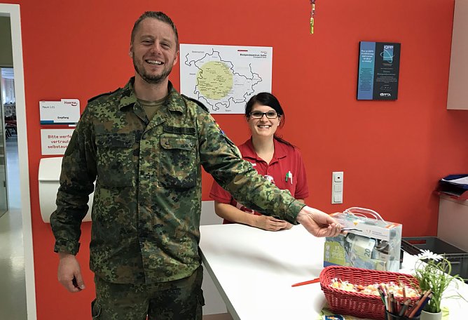 Spende an hilfsbed&uuml;rftige Kinder (Foto: Bw, Christian Roghan)