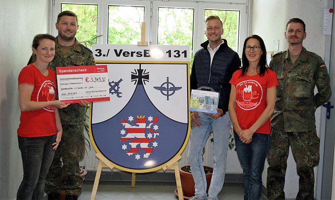 Spende an hilfsbed&uuml;rftige Kinder (Foto: Bw, Christian Roghan)