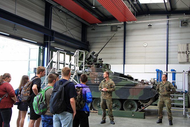 M&ouml;gliche Berufe bei der Bundeswehr vorgestellt (Foto: Bw Robert Fuchs)