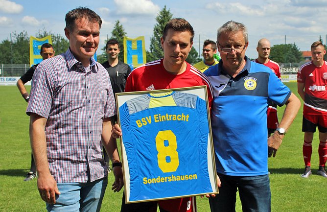 Spieler und Schiedsrichter verabschiedet (Foto: Karl-Heinz Herrmann)