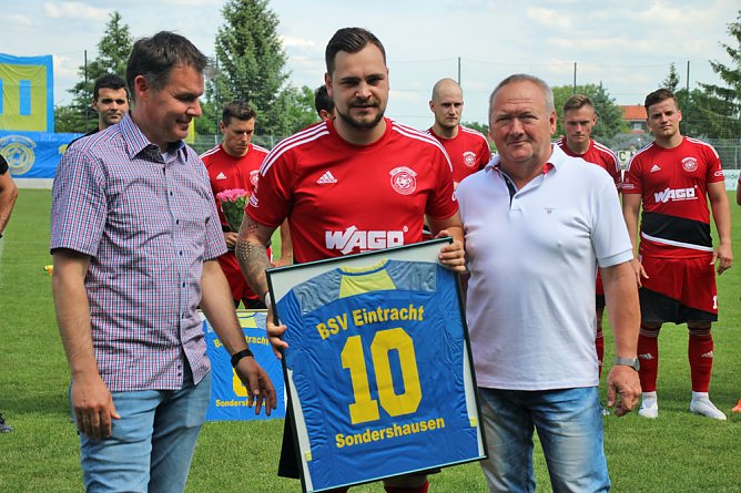 Spieler und Schiedsrichter verabschiedet (Foto: Karl-Heinz Herrmann)