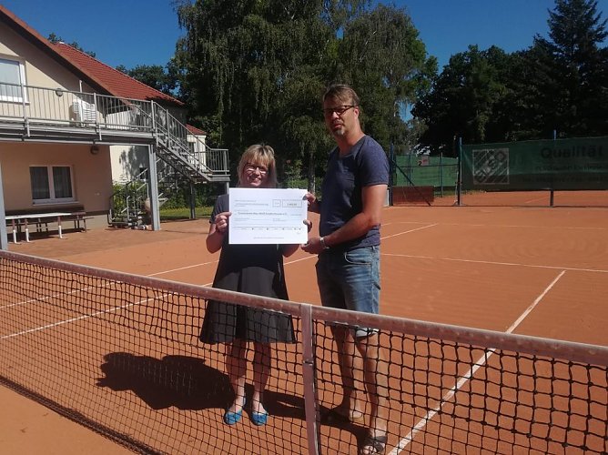 Lottomittel&uuml;bergabe durch Babett Pfefferlein (Foto: Marcel Fromm)