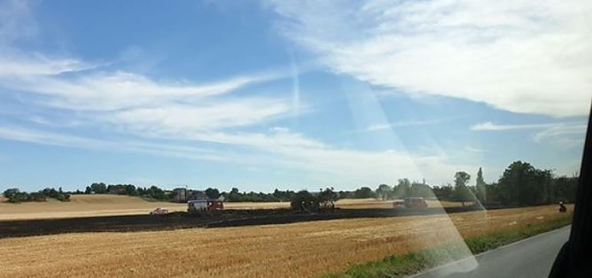 Noch ein Feldbrand (Foto: Karl-Heinz Herrmann)