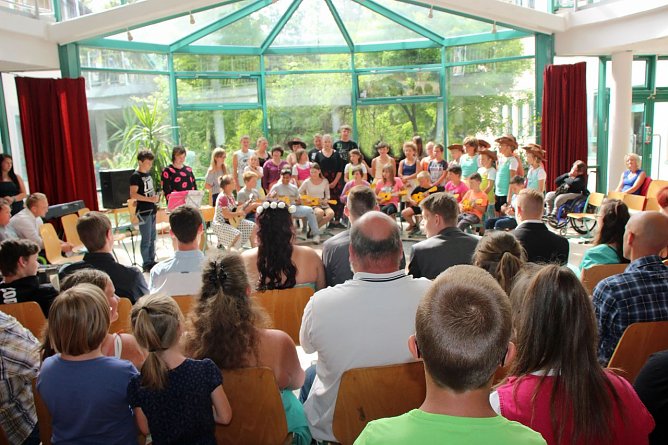 Zeugnisse &uuml;berreicht (Foto: Karl-Heinz Herrmann)