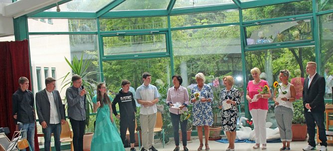 Zeugnisse &uuml;berreicht (Foto: Karl-Heinz Herrmann)