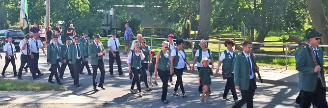 Sch&uuml;tzenumzug  (Foto: Stefan Schard)