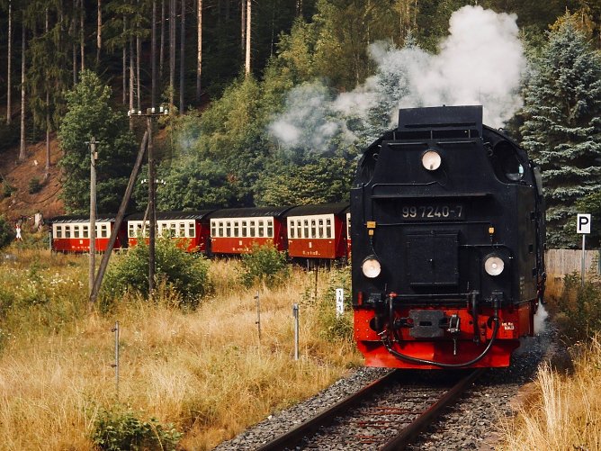 99 7240-7 bei der Einfahrt mit dem Nordh&auml;user Brockendampfzug 8929 in Netzkater am 31.07. Genau bei der Einfahrt war der Gewitterschauer zu Ende und die Sonne kam wieder raus. (Foto: Bernd Thielbeer)