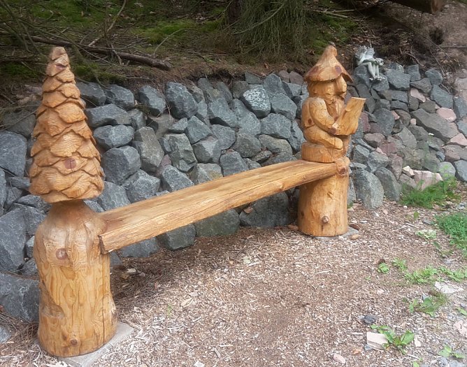 B&auml;nke am Wanderweg (Foto: Karl-Heinz Herrmann)