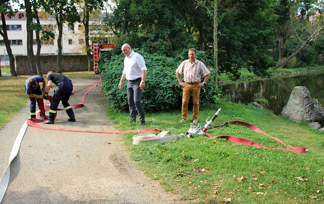 Schnelle und unkomplizierte Hilfe f&uuml;r den Parkteich (Foto: Karl-Heinz Herrmann)