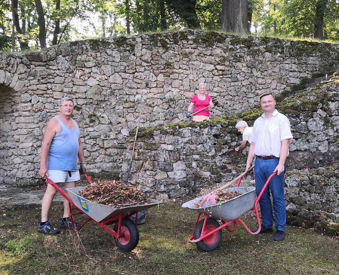 Arbeitseinsatz Schlosspark Ebeleben (Foto: Stefan Schard)