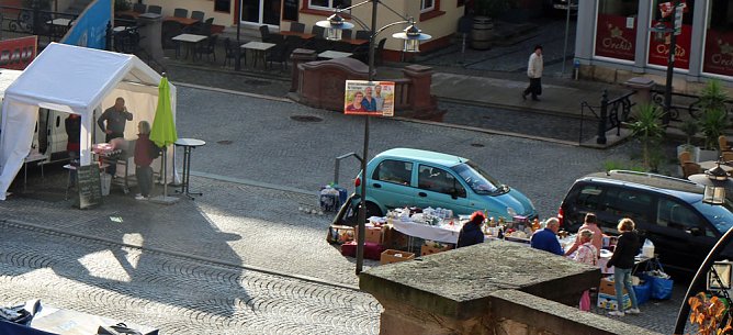 Antik Trödelmarkt mit Glück und Pech (Foto: Karl-Heinz Herrmann) Antik Trödelmarkt mit Glück und Pech (Foto: Karl-Heinz Herrmann)