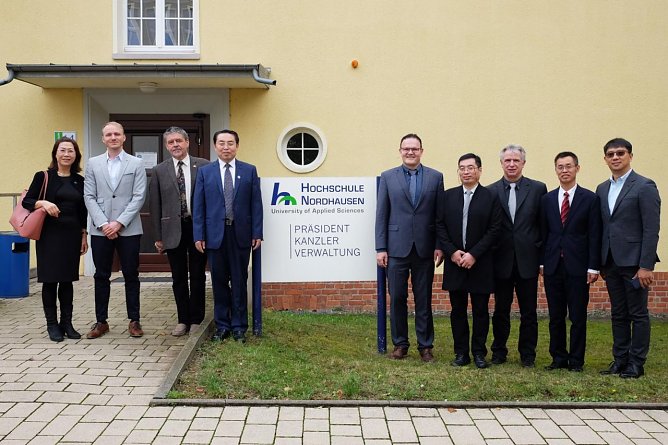 Hochschulpr&auml;sident Prof. Dr. J&ouml;rg Wagner begr&uuml;&szlig;t chinesische Delegation (Foto: Katrin Tschernatsch-G&ouml;ttling)