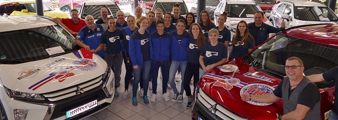 Autos &uuml;bergeben (Foto: AHP/H. Fischer)