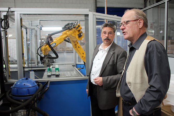 Spende für Loh-Orchester und neuste Technologien (Foto: Karl-Heinz Herrmann) Spende für Loh-Orchester und neuste Technologien (Foto: Karl-Heinz Herrmann)