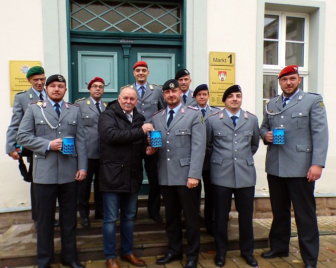 Soldaten sammeln f&uuml;r die Kriegsgr&auml;berf&uuml;rsorge (Foto: Peter M&ouml;bius)