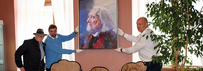 Liszt-Portrait &uuml;bergeben (Foto: Karl-Heinz Herrmann)