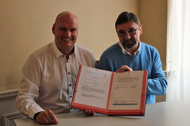 Liszt-Portrait &uuml;bergeben (Foto: Karl-Heinz Herrmann)