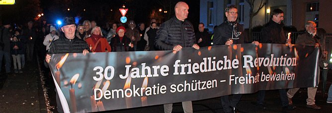 Friedensgebet mit Friedensmarsch (Foto: Karl-Heinz Herrmann)