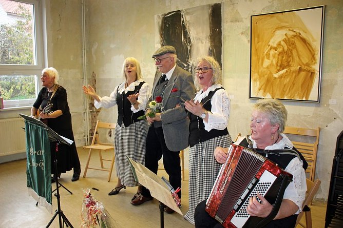 Dem Meister ein St&auml;ndchen gebracht (Foto: Karl-Heinz Herrmann)