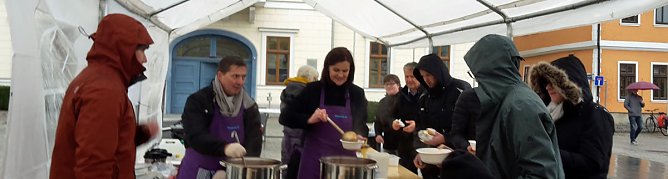 Essen f&uuml;r den guten Zweck (Foto: Karl-Heinz Herrmann)