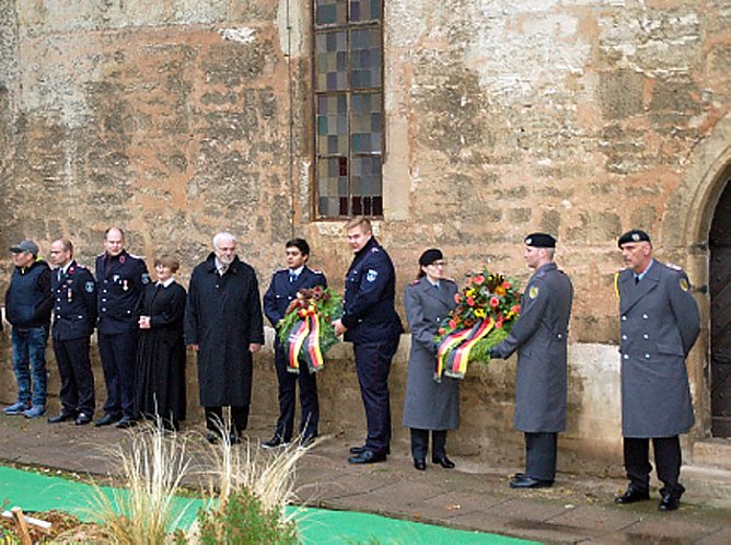 Kranzniederlegung zum Volkstrauertag in Clingen (Foto: v. K&ouml;nig)