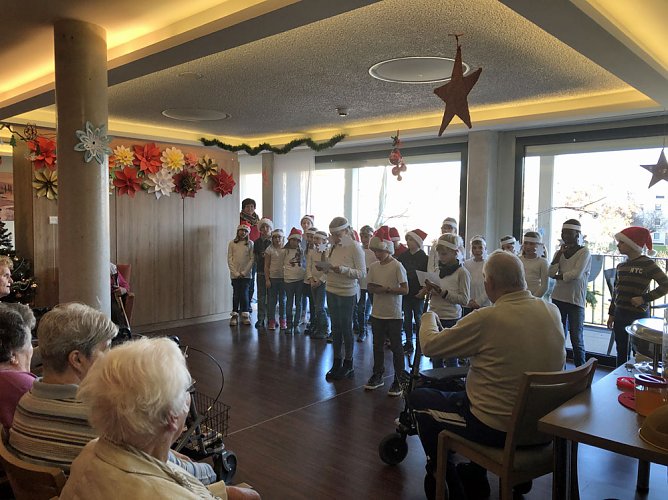 Eine besinnliche Weihnachtsfeier der Generationen (Foto: Mandy Spiegelberg) Eine besinnliche Weihnachtsfeier der Generationen (Foto: Mandy Spiegelberg)