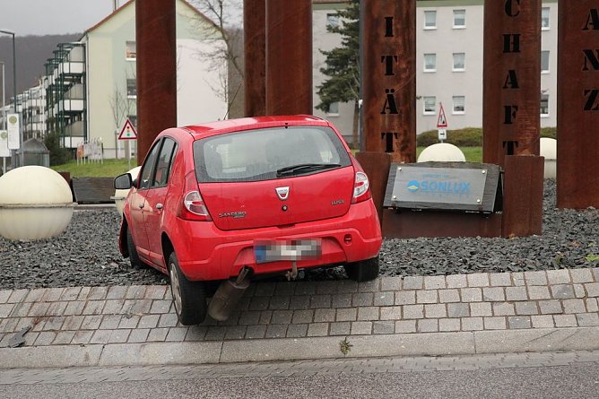 Auto "ungewöhnlich geparkt" (Foto: Silvio Dietzel) Auto "ungewöhnlich geparkt" (Foto: Silvio Dietzel)