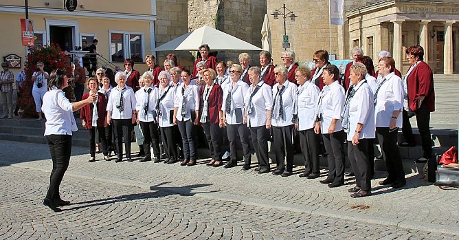 Frauenchöre in der Cruciskirche (Foto: Karl-Heinz Herrmann) Frauenchöre in der Cruciskirche (Foto: Karl-Heinz Herrmann)