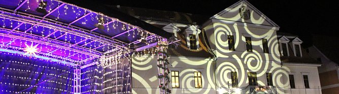 Weihnachtsfest wird farbenfroh (Foto: Karl-Heinz Herrmann)