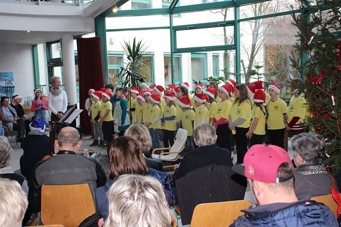 Weihnachtskonzert in der Franzbergschule (Foto: Karl-Heinz Herrmann) Weihnachtskonzert in der Franzbergschule (Foto: Karl-Heinz Herrmann)