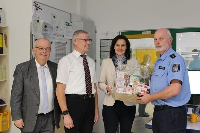 Weihnachtsbesuche der Landr&auml;tin im Kyffh&auml;userkreis (Foto: Polizeiinspektion Kyffh&auml;userkreis)