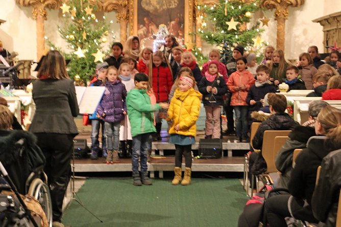 Kinder bringen Licht ins Dunkel (Foto: Karl-Heinz Herrmann)