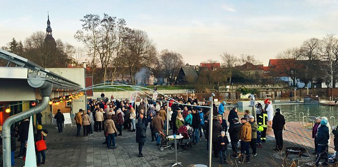 Eisbaden zur D&auml;mmerung in Bad Frankenhausen (Foto: Kur & Tourismus GmbH Bad Frankenhausen)