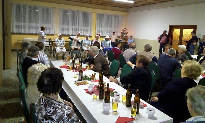 Rundum gelungene Rentnerweihnachtsfeier im Niedertopfstedter Bürgerhaus (Foto: Karl-Heinz Kämmerer) Rundum gelungene Rentnerweihnachtsfeier im Niedertopfstedter Bürgerhaus (Foto: Karl-Heinz Kämmerer)