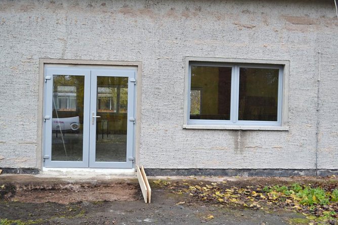Neue Fenster und eine Tür für die Workscheune (Foto: Ferienpark Feuerkuppe) Neue Fenster und eine Tür für die Workscheune (Foto: Ferienpark Feuerkuppe)