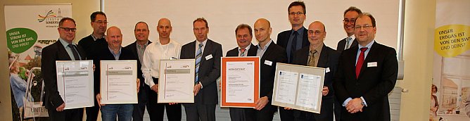 G&uuml;tezertifikate f&uuml;r Technisches Sicherheitsmanagement &uuml;bergeben (Foto: Karl-Heinz Herrmann)