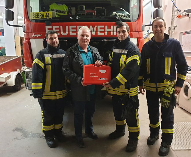 T&uuml;r&ouml;ffnungskoffer &uuml;bergeben (Foto: FFW Bebra)