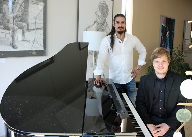 &Uuml;ber Kompositionswettbewerb informiert (Foto: Karl-Heinz Herrmann)