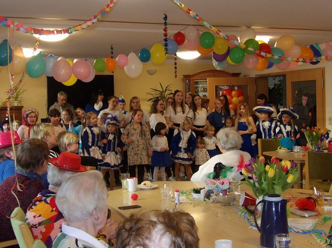 Faschingsfeier in der Tagespflege der VOLKSOLIDARIT&Auml;T (Foto: Tagespflege &Ouml;stertal)