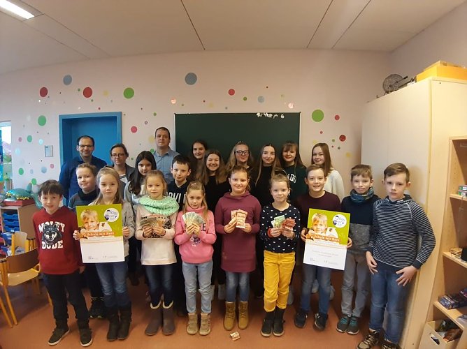 Spende an das Kinder-und Jugendhospiz Tambach-Dietharz (Foto: Östertalschule) Spende an das Kinder-und Jugendhospiz Tambach-Dietharz (Foto: Östertalschule)