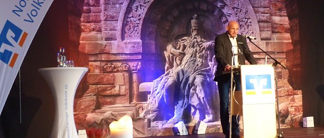 Volksbank-Vorstand Peter Herbst begr&uuml;&szlig;t die G&auml;ste (Foto: nnz)