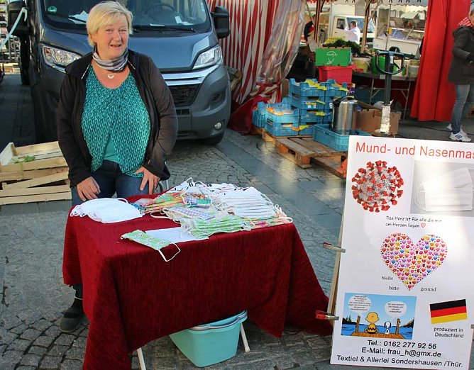 Wochenmarkt jetzt auch mit Maskenverkauf (Foto: Karl-Heinz Herrmann)