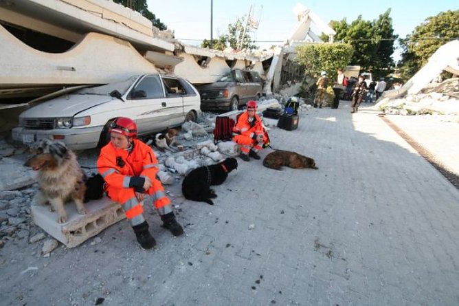 Helfer in der Not (Foto: Medizinisches Katastrophen-Hilfswerk Deutschland)