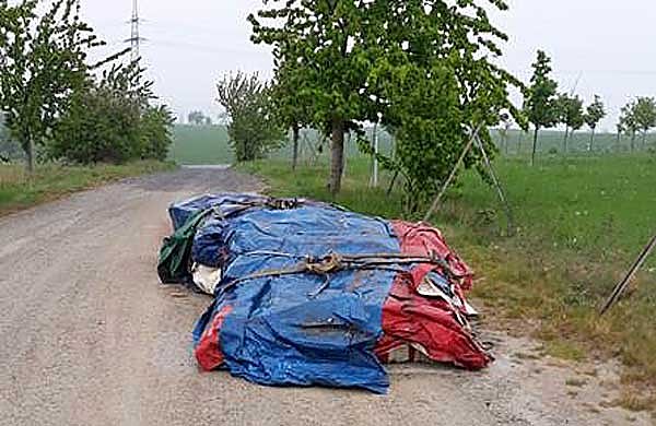 Illegale Ablagerung an der B 86 zwischen Heldrungen und Reinsdorf (Foto: Landratsamt Kyffh&auml;userkreis)